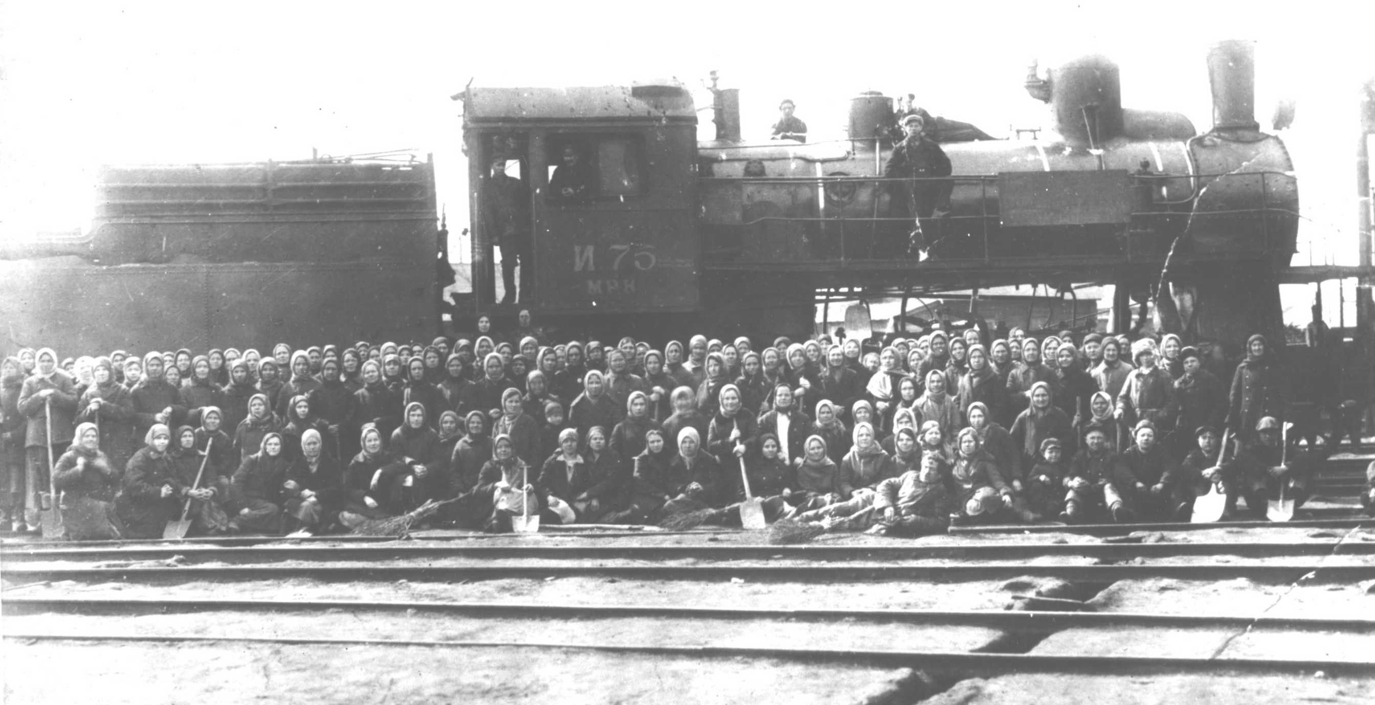 Женщины-домохозяйки железнодорожного узла станции Лукоянов на воскреснике по уборке территории станции, 1932 г.