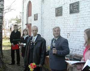 Выступает военрук Валов Николай Федорович, участник войны, которому в этот день исполнилось 85 лет.